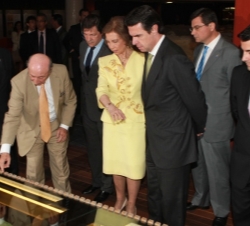 Doña Sofía junto al ministro de Industria, Energía y Turismo, José Manuel Soria, recibe las explicaciones sobre el proyecto del arquitecto, José María